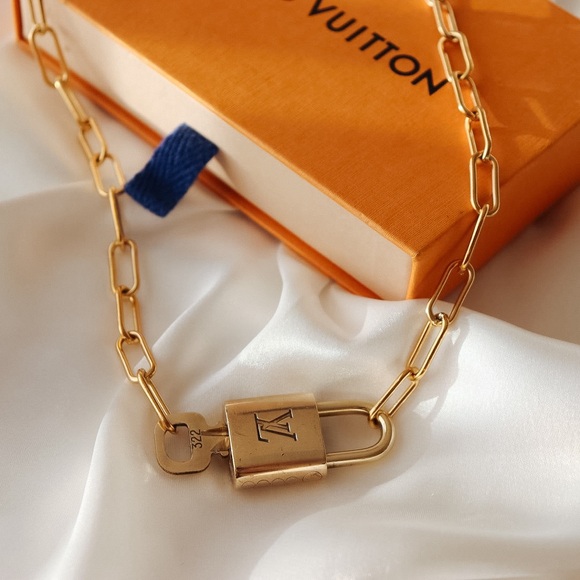 LV Lock & Key necklace Box set - Picture 5 of 11